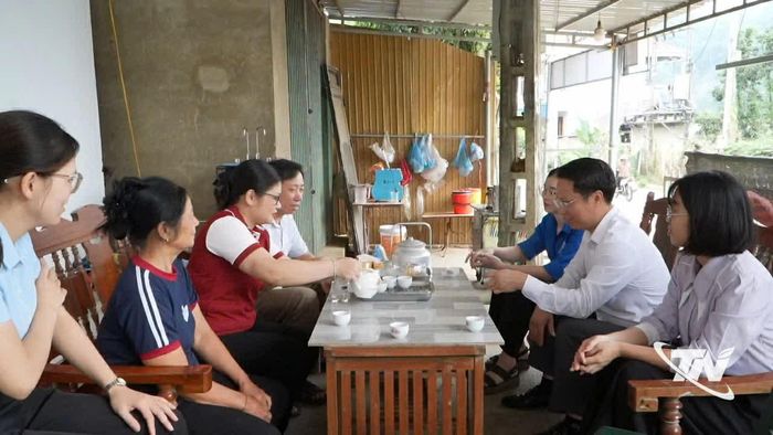 Cán bộ xã Nam Cường đến tuyên truyền, vận động người dân thực hiện chủ trương chung của địa phương.