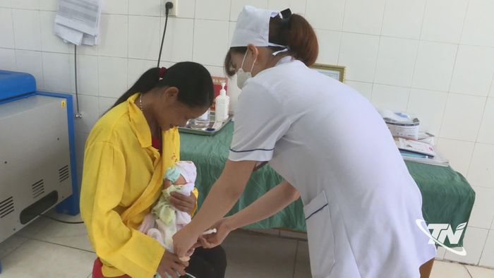 Bác sĩ Bệnh viện Chợ Mới tư vấn, khám sức khỏe cho trẻ em trên địa bàn.