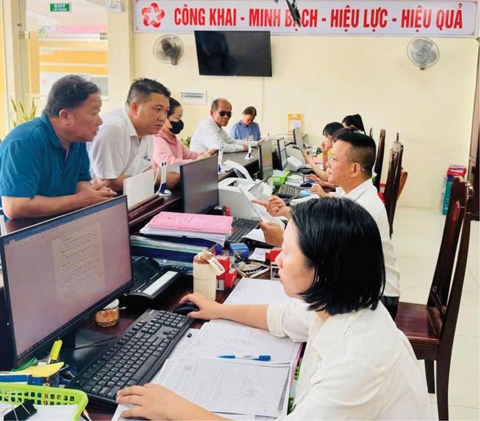 Cán bộ Trung tâm Hành chính công phường Thủy Xuân tiếp nhận, giải quyết hồ sơ, thủ tục cho người dân (ảnh minh họa).