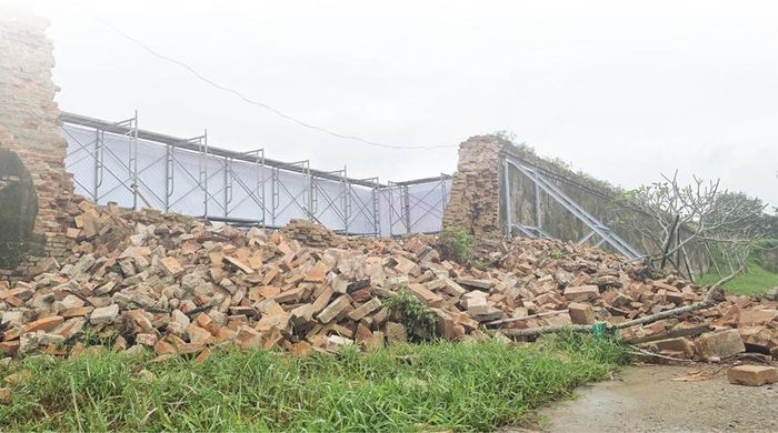Đoạn tường Hoàng thành bị sập do lũ lịch sử năm 2025.