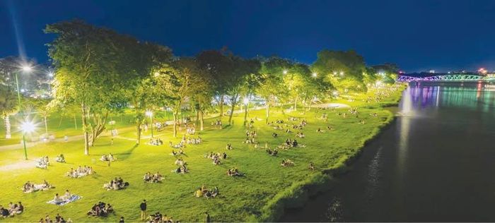  Du khách và người dân Huế bên bờ sông Hương.