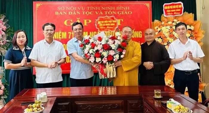 Thượng tọa Thích Quảng Bá, Trưởng ban Đại diện Phật giáo liên xã Nghĩa Hưng chúc mừng