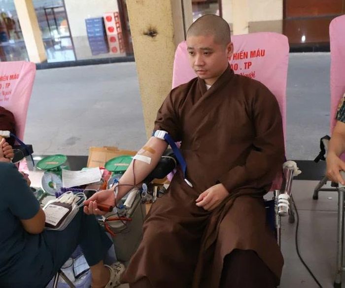 Chư tôn đức hiến máu nhân đạo