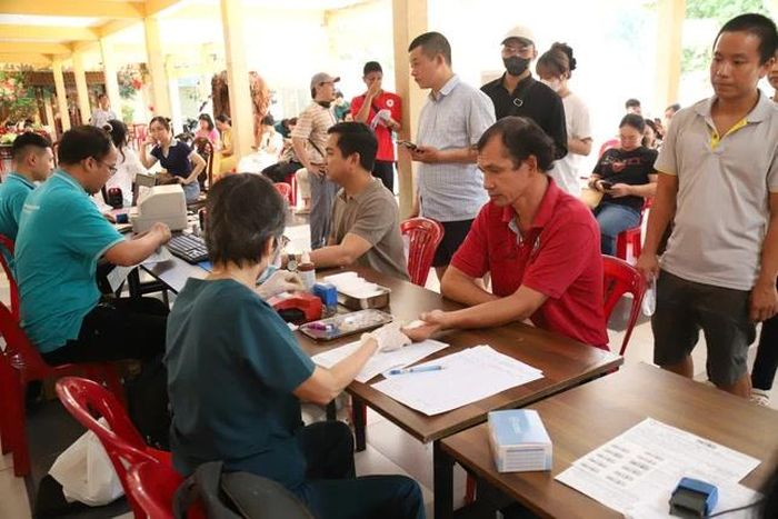 Đông đảo người dân về chùa Vĩnh Nghiêm hiến máu