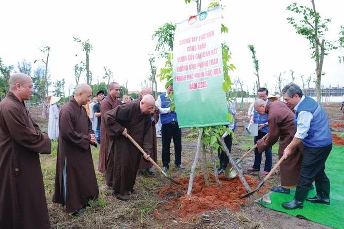 Toàn Thành phố có 6 “Vườn cây Đại đoàn kết”, trong đó GHPGVN TP.HCM - tổ chức thành viên trong khối đại đoàn kết toàn dân tộc đăng ký tham gia và hưởng ứng thực hiện 2 vườn cây