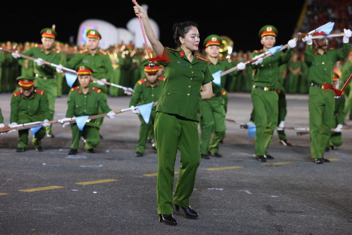 Nữ chiến sĩ cảnh sát thể hiện bài múa quyền.