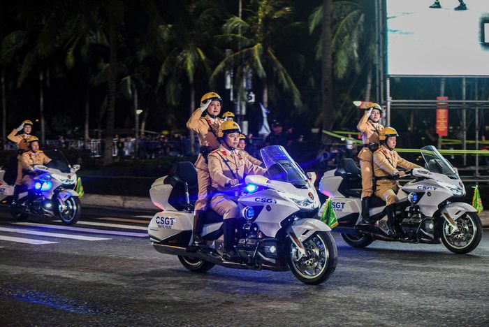 Mở đầu là màn trình diễn mô tô hộ tống và đội hình xe nghiệp vụ của Bộ Tư lệnh Cảnh vệ phối hợp Công an TP Hà Nội và Công an TP.HCM thực hiện tái hiện các phương án bảo vệ yếu nhân, xử lý tình huống khẩn cấp với kỹ năng điều khiển chính xác, chuyên nghiệp.