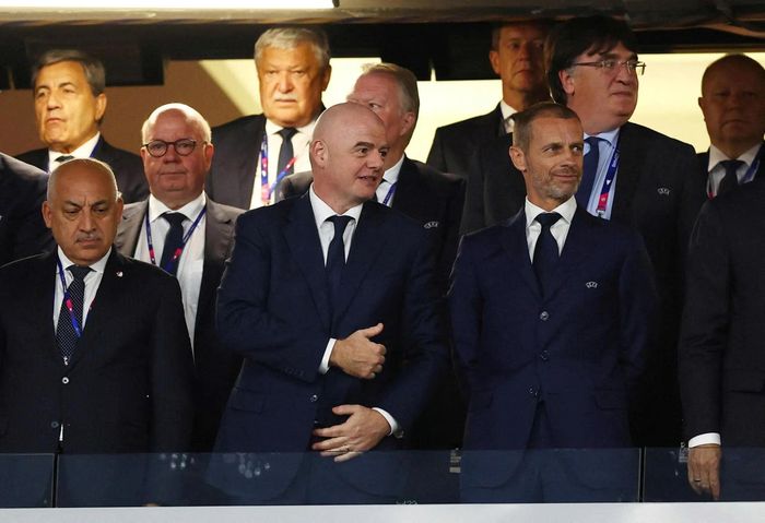 Chủ tịch FIFA Infantino (giữa) và Chủ tịch UEFA Aleksander Ceferin (thứ 3 từ trái qua) trong một cuộc hội nghị.