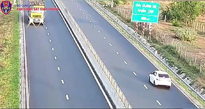 Hình ảnh ô tô con lùi trên cao tốc được camera ghi lại. (Ảnh: CSGT).