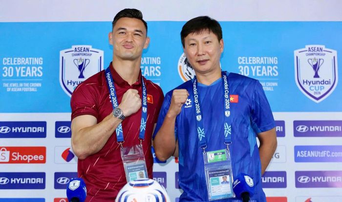 HLV Kim Sang-sik và Patrik Lê Giang trong cuộc họp báo trước trận đấu với Indonesia. (Ảnh: Đồng Nguyên Khang).