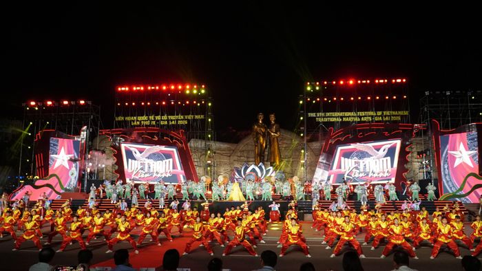 Phát biểu tại lễ khai mạc, Chủ tịch UBND tỉnh Gia Lai Phạm Anh Tuấn cho rằng, việc tổ chức liên hoan trên vùng đất hội tụ giữa đại ngàn Tây Nguyên và miền đất Võ mang ý nghĩa đặc biệt, thể hiện sự giao hòa của những giá trị văn hóa truyền thống. Theo Chủ tịch UBND tỉnh, võ cổ truyền không chỉ là nghệ thuật chiến đấu mà còn là nơi kết tinh đạo lý, nhân nghĩa và bản lĩnh dân tộc. Vì vậy, bảo tồn và phát huy võ cổ truyền cũng chính là gìn giữ ký ức, căn cước văn hóa và những giá trị được trao truyền qua nhiều thế hệ.