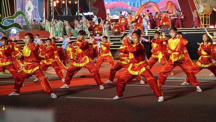 Những đường quyền mạnh mẽ, các màn biểu diễn đặc sắc cùng sự hòa quyện giữa võ thuật và nghệ thuật đã tạo nên một đêm khai mạc sôi động, để lại nhiều ấn tượng trong lòng người dân và du khách.