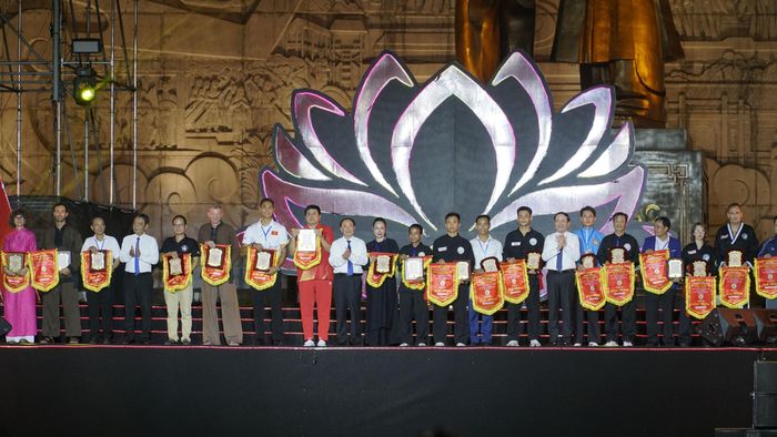 Lãnh đạo tỉnh Gia Lai trao Kỷ niệm chương Liên hoan, Cờ lưu niệm cho đại diện các đoàn về tham dự Liên hoan.