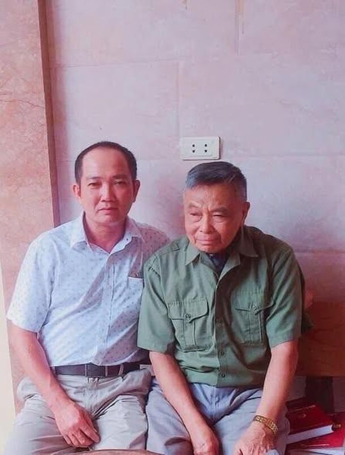 Thành Đô & Đại tá Anh hùng Đỗ Văn Ninh (phải) nguyên Phó tư lệnh TMT Binh chủng Đặc Công, nguyên Trung đoàn trưởng Trung đoàn Đặc công 113., người trực tiếp trinh sát điều nghiên kho 53 tổng kho long Bình. Ảnh Thành Đô