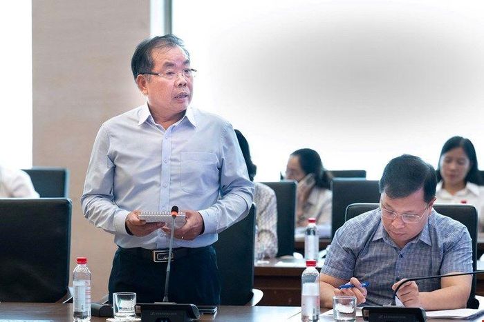 "Chính quyền địa phương là cấp bám sát thực địa nhất, nắm rõ nhất năng lực vận hành cũng như chấp hành pháp luật môi trường của từng cơ sở trên địa bàn. Cần đẩy mạnh phân cấp, giao quyền chủ động cho địa phương trong việc xem xét, điều chỉnh các thủ tục môi trường thuộc thẩm quyền. Đồng thời, nhà nước phải đóng vai trò kiến tạo, ban hành các chính sách hỗ trợ cụ thể để khuyến khích khối tư nhân đầu tư vào hạ tầng phân loại, thu gom và xử lý rác thải, biến chất thải thành tài nguyên trong chuỗi kinh tế tuần hoàn".Đại biểu Nguyễn Quang Huân - ĐBQH khóa XV đóng góp ý kiến tại buổi Hội thảo.