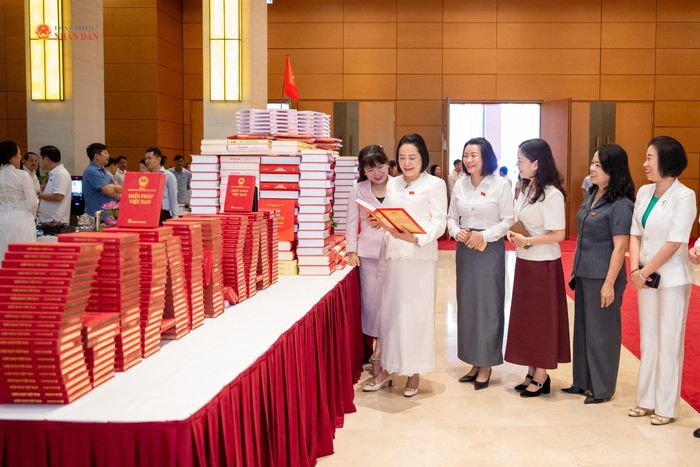 Phó Chủ tịch Quốc hội Nguyễn Thị Thanh và đại biểu dự Diễn đàn tham quan triển lãm với chủ đề “Hoạt động giám sát của Quốc hội khóa XVI: Từ định hướng chiến lược đến hành động thực tế”. Ảnh: Phạm Thắng