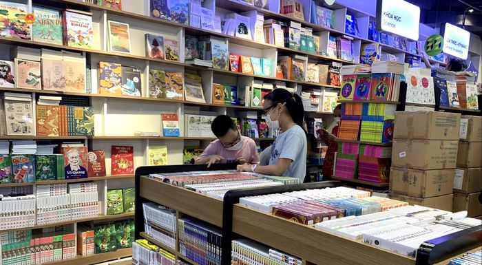 Đưa sách đến bạn đọc là khâu quan trọng của xuất bản. Ảnh: Th. Nguyên