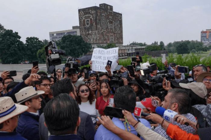 Các thí sinh vượt qua kỳ thi tuyển sinh năm 2026 đã biểu tình bên ngoài văn phòng hiệu trưởng trường UNAM, yêu cầu công nhận kết quả thi của họ sau khi việc nhập học bị tạm dừng. Ảnh: Andrea Murcia Monsivais/Cuartoscuro.com