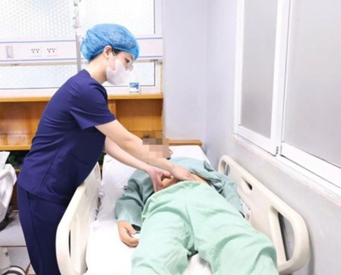 Bác sĩ thăm khám cho bệnh nhi sau khi điều trị tan máu cấp. Ảnh: BVCC