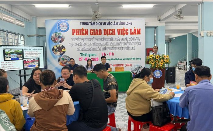 Phiên giao dịch việc làm kết hợp chương trình “Cà phê việc làm”. Ảnh VLVL