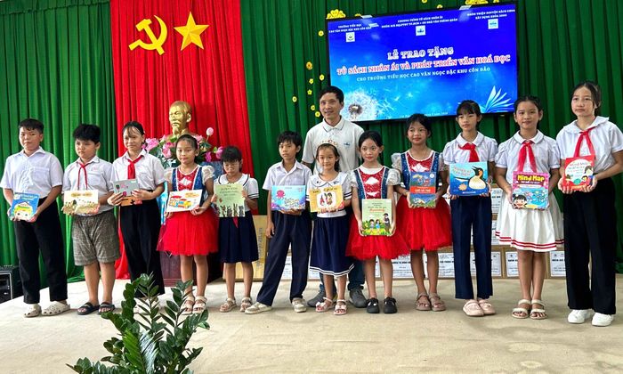 Trao tặng sách cho học sinh Côn Đảo