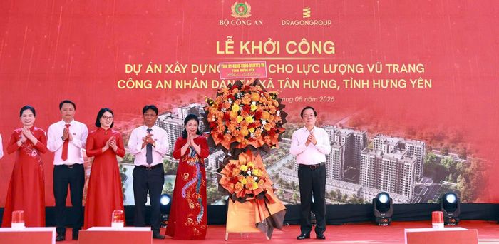 Ủy viên Trung ương Đảng, Bí thư Tỉnh ủy Phạm Quang Ngọ tặng hoa chúc mừng Lễ khởi công. Đào Ban