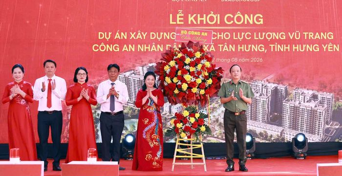 Thượng tướng Đặng Hồng Đức, Ủy viên Trung ương Đảng, Thứ trưởng Bộ Công an tặng hoa chúc mừng Lễ khởi công. Ảnh: Đào Ban
