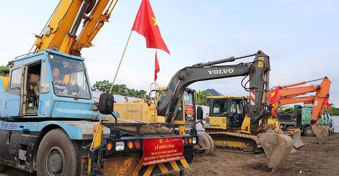 Phương tiện, máy móc sẵn sàng thi công dự án. Đào Ban