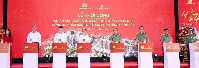 Đại diện lãnh đạo Bộ Công an, lãnh đạo tỉnh và các đại biểu nhấn nút khởi công dự án. Ảnh: Đào Ban