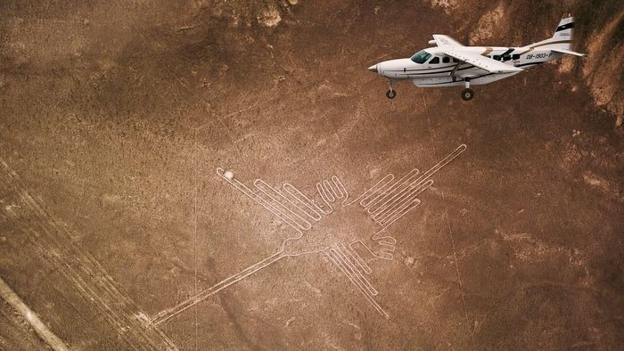 Một chiếc máy bay bay qua khu vực có những đường vẽ Nazca nổi tiếng. Ảnh minh họa: AndBeyond