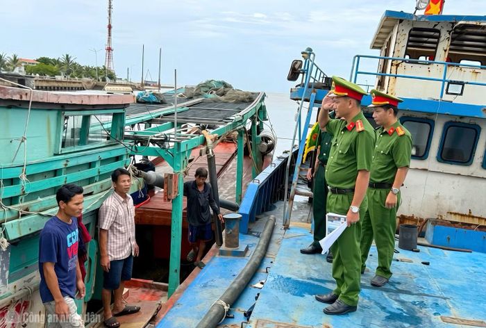 Công an phường Hiệp Thành phối hợp cùng Đồn Biên phòng Nhà Mát tuyên truyền phòng chống ma túy đối với ngư dân trên địa bàn.
