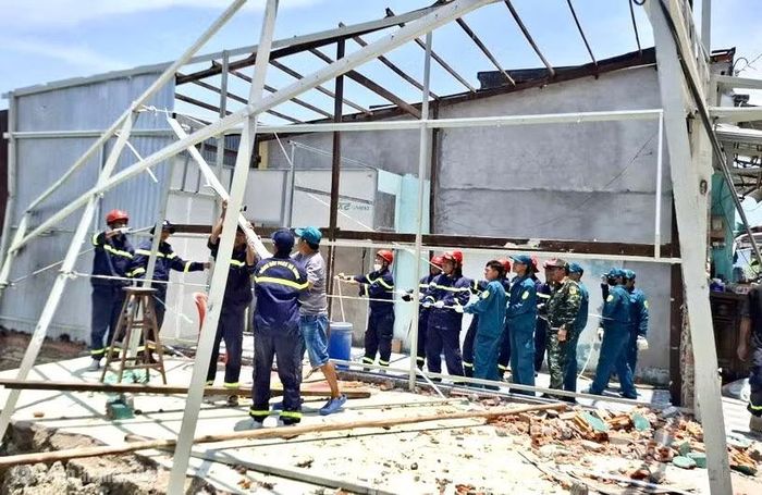Công an, Quân sự hỗ trợ người dân khắc phục thiệt hại do sạt lở xảy ra tại khóm 13, phường Tân Thành, ngày 21/4.