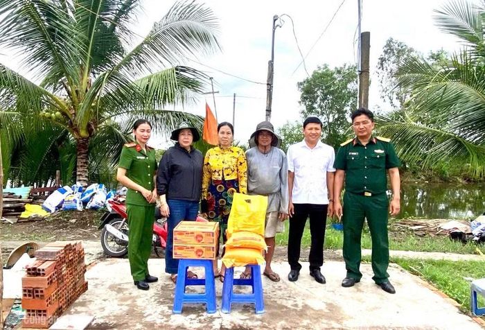 Công an và Quân sự xã Phong Hiệp cùng chính quyền địa phương thăm hỏi, hỗ trợ gia đình ông Đặng Chí Hiếu, ngụ ấp 9B bị thiệt hại nhà ở do mưa dông gây ra.
