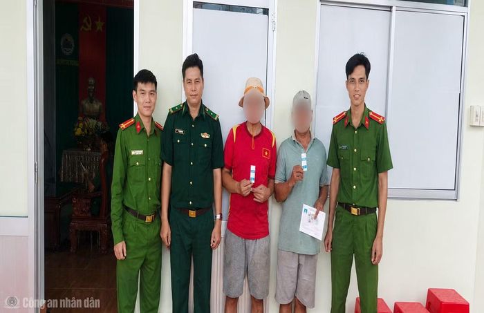 Công an và Bộ đội biên phòng xã Gành Hào mời test nhanh chất ma túy các ngư dân trên địa bàn quản lý.