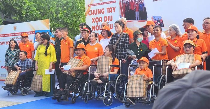Hội Nạn nhân chất độc da cam/dioxin TP Hồ Chí Minh trao nhiều phần quà cho các nạn nhân có hoàn cảnh khó khăn.
