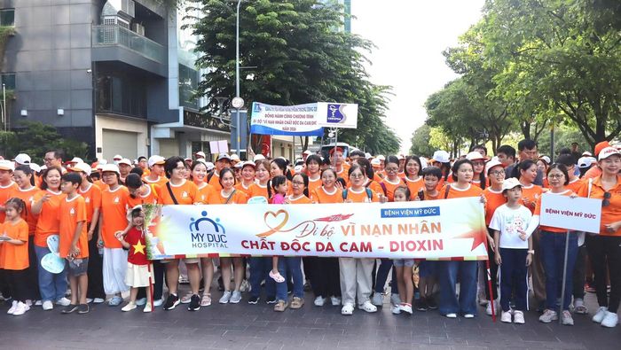 Đông đảo người dân tham dự chương trình.