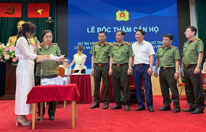 Toàn bộ quy trình bốc thăm vị trí căn hộ được tổ chức chặt chẽ, công khai, minh bạch dưới sự giám sát của các đơn vị chức năng Bộ Công an, đại diện Sở Xây dựng TP Hà Nội, chủ đầu tư và toàn thể cán bộ, chiến sĩ tham dự.