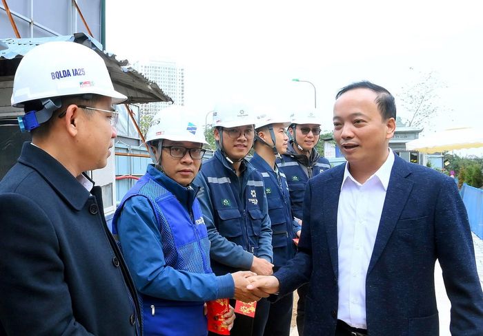Thượng tướng Đặng Hồng Đức, Ủy viên Trung ương Đảng, Thứ trưởng Bộ Công an kiểm tra công trình và động viên đơn vị thi công dự án nhà ở cho CBCS CAND tại Khu đô thị Nam Thăng Long, phường Phú Thượng, TP Hà Nội, ngày 25/2/2026.