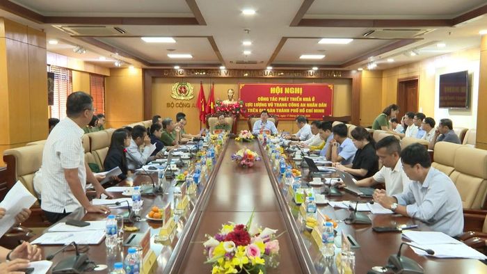 Thượng tướng Đặng Hồng Đức, Ủy viên Trung ương Đảng, Thứ trưởng Bộ Công an và đồng chí Hoàng Nguyên Dinh, Phó Chủ tịch UBND TP Hồ Chí Minh chủ trì hội nghị về công tác phát triển nhà ở cho lực lượng vũ trang CAND trên địa bàn TP Hồ Chí Minh, ngày 17/4/2026.