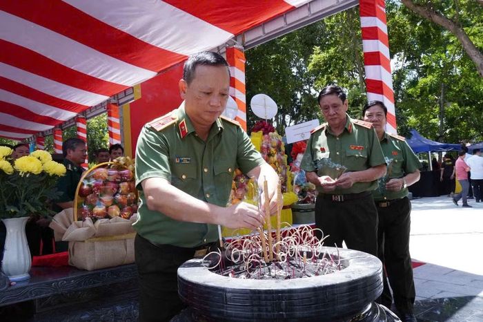 Thiếu tướng Phạm Thanh Hùng - Tư lệnh Bộ Tư lệnh Cảnh vệ thắp hương trước công trình tưởng niệm.