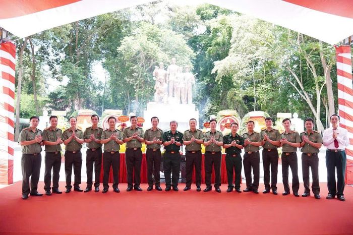 Lãnh đạo Bộ Tư lệnh Cảnh vệ cùng các đại biểu trước tượng đài.