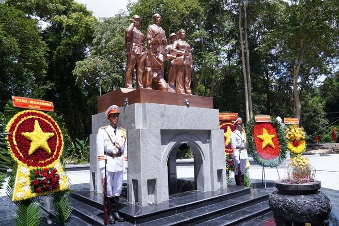 Công trình tưởng niệm các Anh hùng liệt sĩ Đoàn 180 An ninh vũ trang miền Nam tại Khu di tích lịch sử Ban An ninh Trung ương Cục miền Nam.