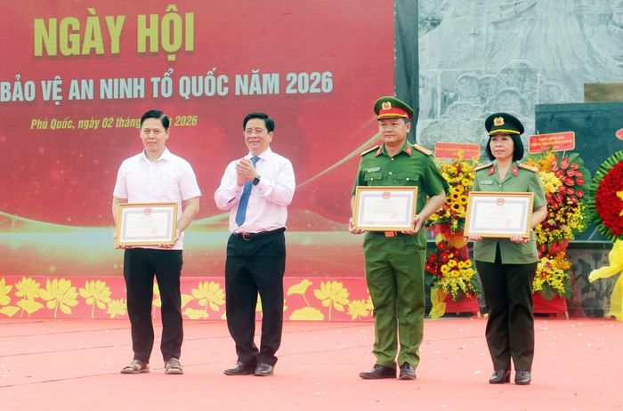 Đồng chí Hồ Văn Mừng, Phó Bí thư Tỉnh ủy, Chủ tịch UBND tỉnh An Giang trao Bằng khen của UBND tỉnh tặng các tập thể, cá nhân có thành tích xuất sắc trong phong trào TDBV ANTQ trên địa bàn đặc khu Phú Quốc.