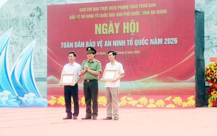 Thiếu tướng Nguyễn Văn Hận, Giám đốc Công an tỉnh An Giang trao Giấy khen tặng các tập thể, cá nhân có thành tích xuất sắc trong phong trào TDBV ANTQ trên địa bàn đặc khu Phú Quốc.