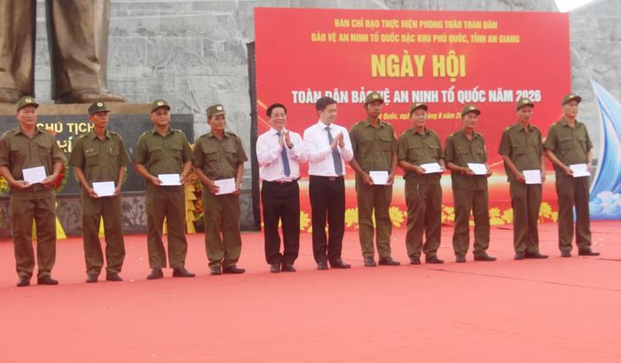 Đồng chí Lê Quang Tùng, Bí thư Tỉnh ủy An Giang và đồng chí Hồ Văn Mừng, Phó Bí thư Tỉnh ủy, Chủ tịch UBND tỉnh An Giang trao quà tặng lực lượng tham gia đảm bảo ANTT cơ sở.