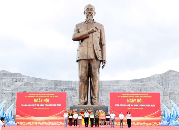 Thứ trưởng Phạm Thế Tùng trao quà của Bộ Công an tặng các hộ dân tiêu biểu, xuất sắc trong phong trào TDBV ANTQ trên địa bàn đặc khu Phú Quốc.