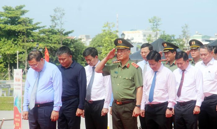 Phó Thủ tướng Thường trực Chính phủ Phạm Gia Túc cùng các đại biểu đã thành kính dâng hoa, dâng hương tưởng nhớ Chủ tịch Hồ Chí Minh.