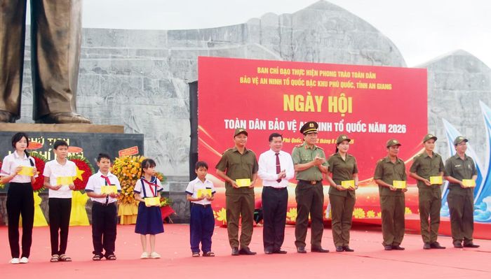 Đồng chí Đinh Văn Nơi, Phó Bí thư Tỉnh ủy An Giang, Bí thư Đảng ủy đặc khu Phú Quốc cùng Thiếu tướng Nguyễn Văn Hận, Giám đốc Công an tỉnh An Giang trao quà tặng lực lượng tham gia đảm bảo ANTT cơ sở và học sinh có hoàn cảnh khó khăn.