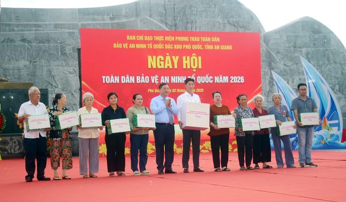 Phó Thủ tướng Thường trực Chính phủ Phạm Gia Túc trao quà của Ban Chỉ đạo thực hiện phong trào TDBV ANTQ Trung ương tặng địa phương tổ chức điểm Ngày hội năm 2026 và các gia đình chính sách trên địa bàn đặc khu Phú Quốc.