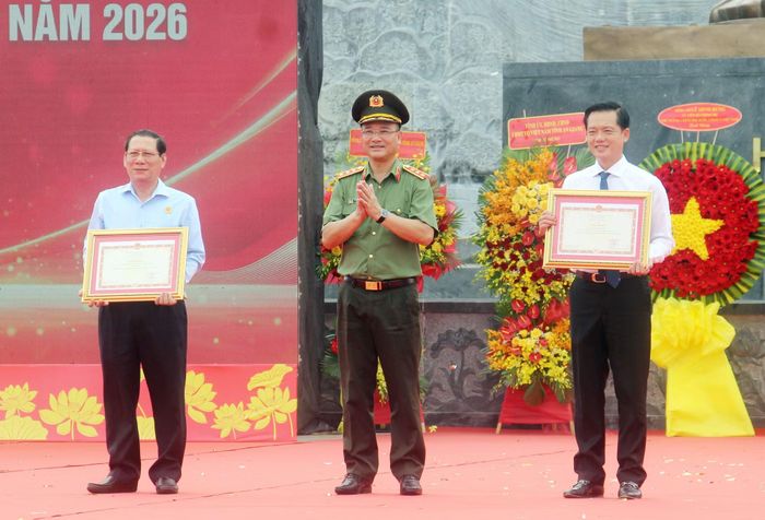 Thứ trưởng Phạm Thế Tùng trao Bằng khen của Bộ Công an tặng tập thể Đảng bộ và nhân dân đặc khu Phú Quốc và cá nhân Chủ tịch UBND đặc khu Phú Quốc vì có thành tích xuất sắc trong phong trào TDBV ANTQ.